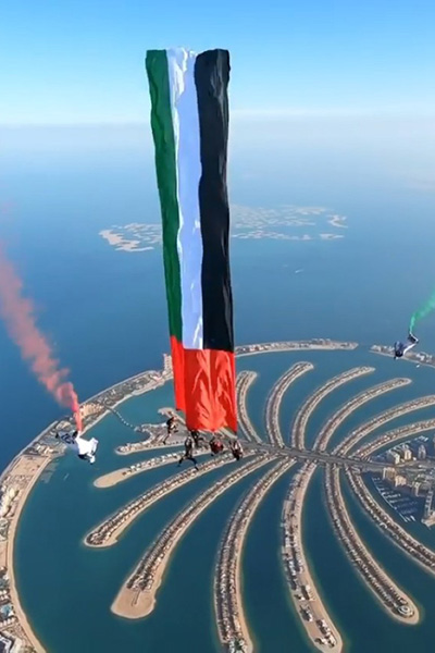 الإمارات تحطم رقمًا قياسيًا بأكبر علم يحلق في القفز الحر